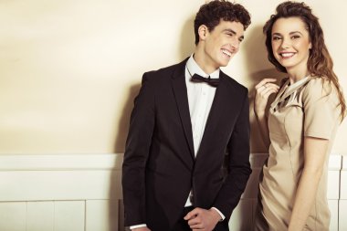 Sakin çift büyük gülümsemeler ile gülüyor