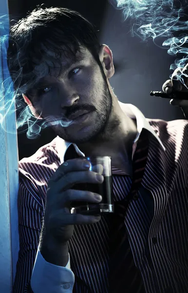 Gran imagen de hombre adulto guapo con cigarro — Foto de Stock