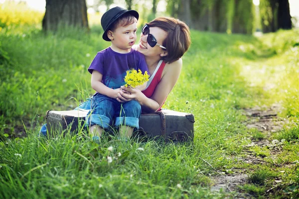 Mooie moeder knuffelen haar zoon en lauging Stockfoto