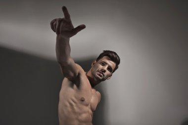 genç adam bir şey garip gösterir.