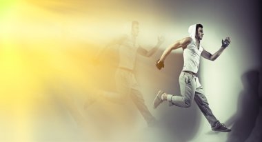 yakışıklı kaslı adamın büyük ateş