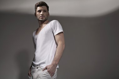 Bahar kıyafetleri giyen kaslı yakışıklı adam