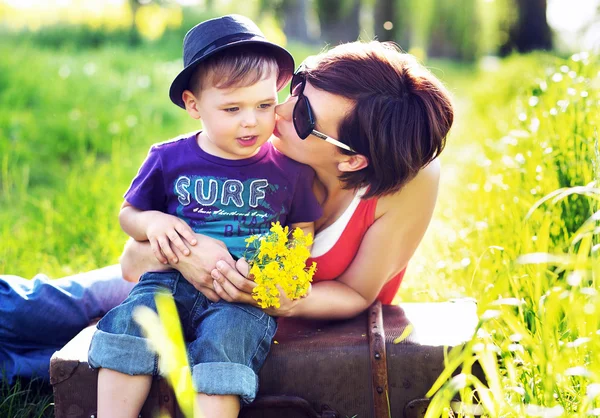 Retrato de uma mãe bonita e filho bonito — Fotografia de Stock