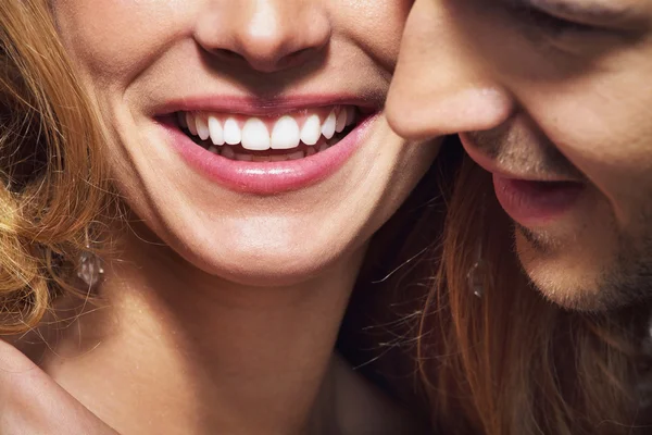 Belle pousse de grand sourire et dents blanches — Photo