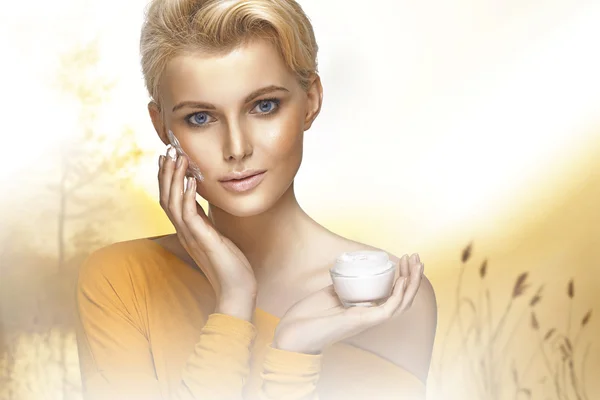 Retrato de mujer joven aplicando crema hidratante en su clara — Foto de Stock