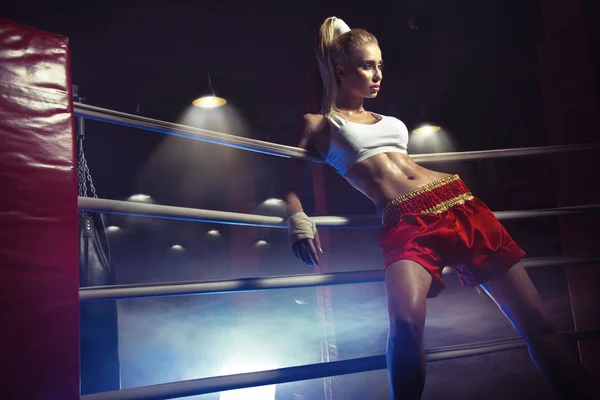 Unga kvinnliga boxare förbereda för att bekämpa — Stockfoto