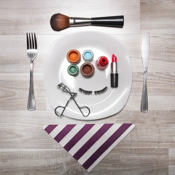 Makyaj aksesuarları üzerinde bir yemek tabağı — Stok fotoğraf