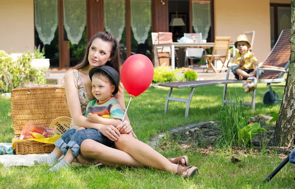 Mother, two kids and the balloon — Stock Photo, Image