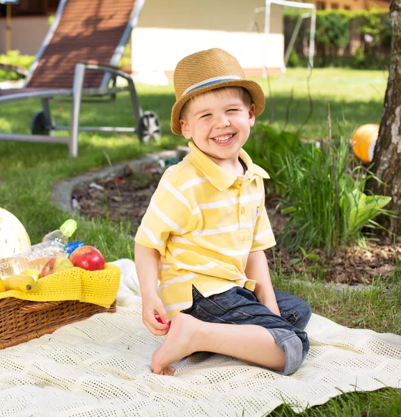 Usměvavý chlapec nosí barevné oblečení — Stock fotografie