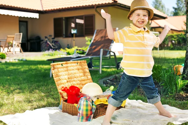 Liten pojke i rolig pose — Stockfoto