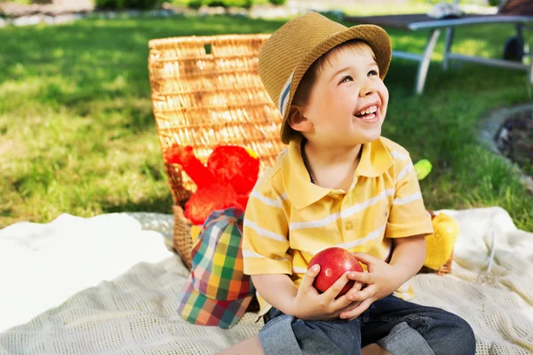 Kleine leuke jongen en zijn charmante glimlach — Stockfoto