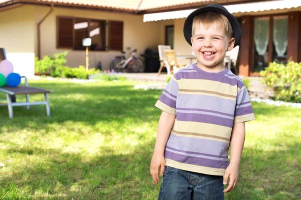 Glad liten pojke skratta till kameran — Stockfoto
