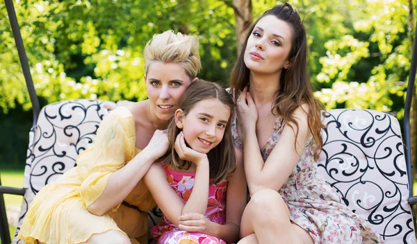 Trois jeunes femmes dans le jardin — Photo