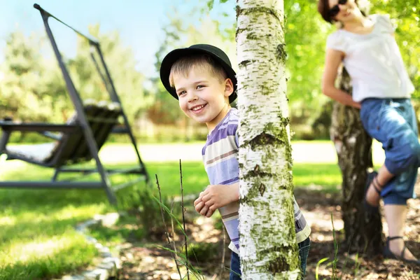 Blij dat moeder staren naar haar schattige zoon — Stockfoto