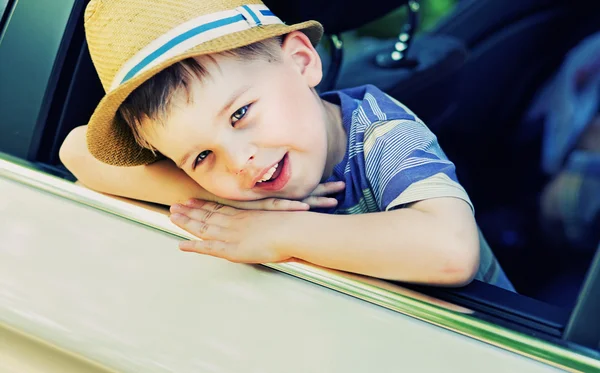 Bonito menino entediado no carro — Fotografia de Stock