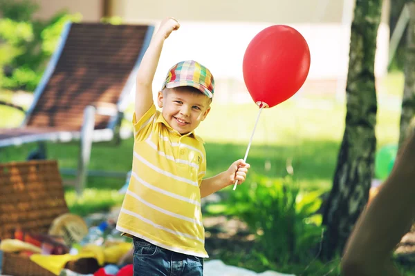 Ler pojke med röda ballong Stockbild