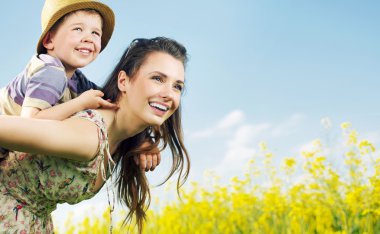 şirin anne sevimli oğlu taşıma