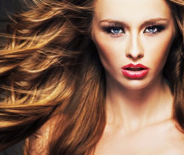 şehvetli dudakları ve kumral kadın modeli