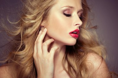 soluk ten rengi ile çekici kadın modeli