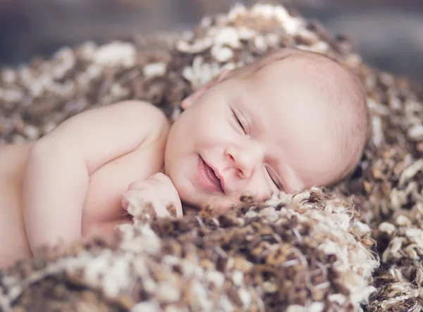 Sevimli gülümseyen bebek portresi — Stok fotoğraf