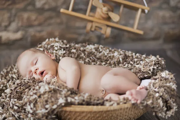 おもちゃの部屋で眠っている赤ちゃんの細かい絵 — ストック写真