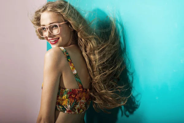 Uśmiechnięta młoda blond kobieta z jasne skóry — Zdjęcie stockowe