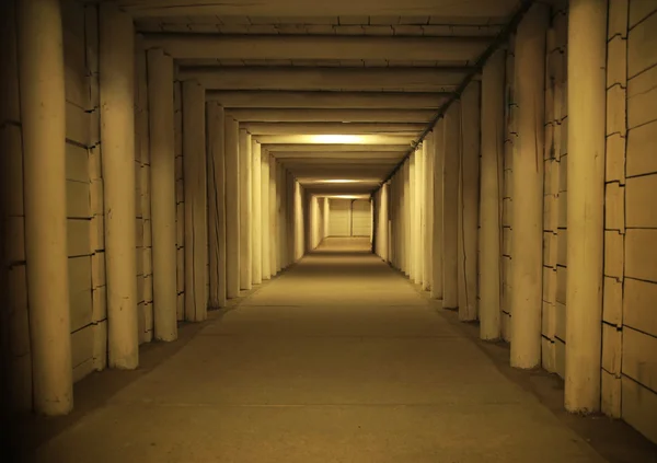 Vieil intérieur vide dans un bâtiment antique — Photo