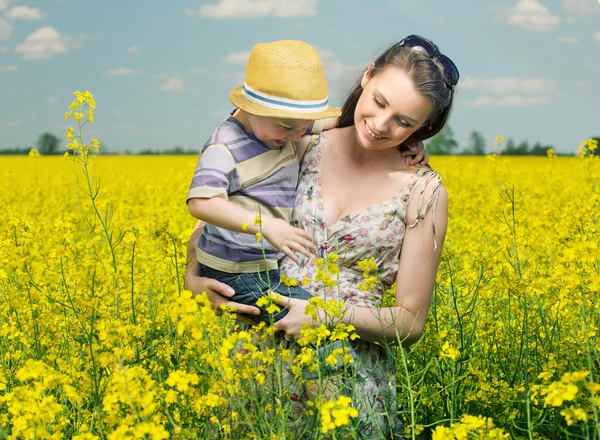 Caminando entre las flores de canola — Foto de Stock