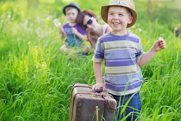 Kleine jongen helpen tijdens het verwijderen — Stockfoto