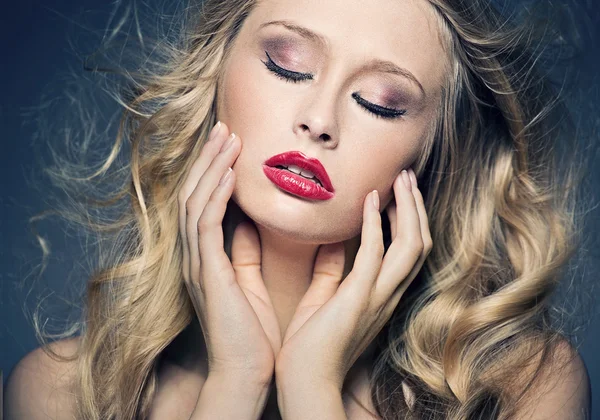 Perfektes Make-up für junge Dame — Stockfoto