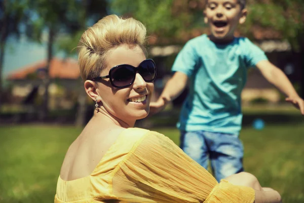 Kleine jongen uitgevoerd om te omhelzen zijn moeder — Stockfoto