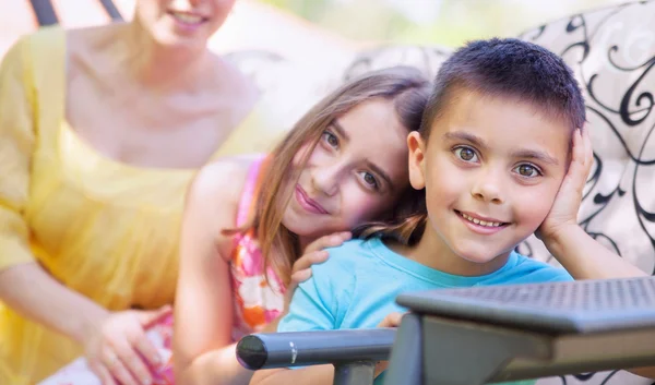 Lindos hermanos posando con su madre — Foto de Stock