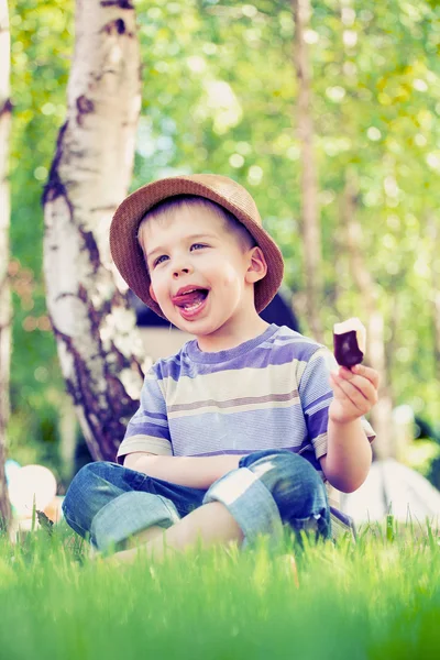 Sunny day and tasty ice cream — ストック写真