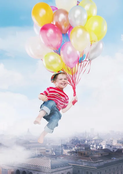 Vicces kép bemutató gyerek repül a lufi — Stock Fotó