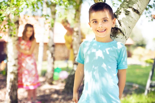 Carino ragazzo e donne in background Foto Stock Royalty Free