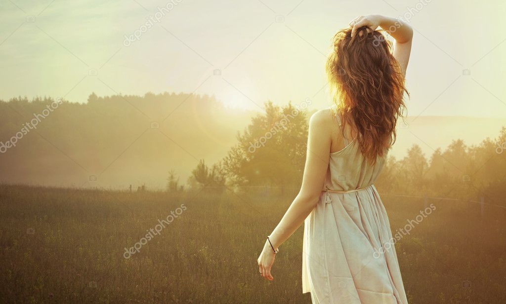 https://st.depositphotos.com/1018174/2775/i/950/depositphotos_27753623-stock-photo-pretty-brunette-woman-watching-the.jpg