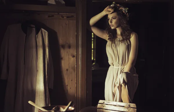 Beautiful young woman at an old rustic cottage — Zdjęcie stockowe