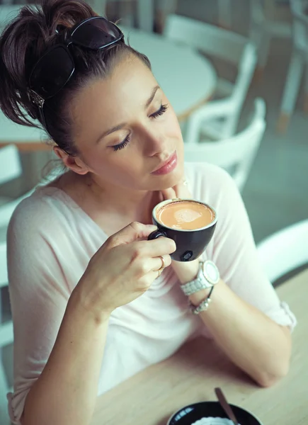 Verträumte brünette Dame mit Tasse Kaffee — Stockfoto