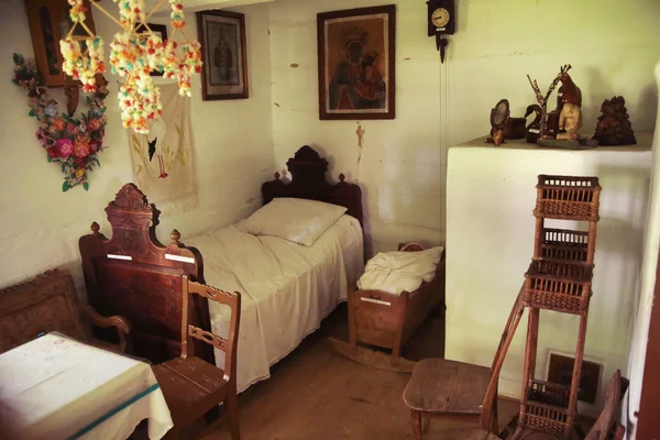 Stare drewniane i rustykalne sypialnia — Zdjęcie stockowe