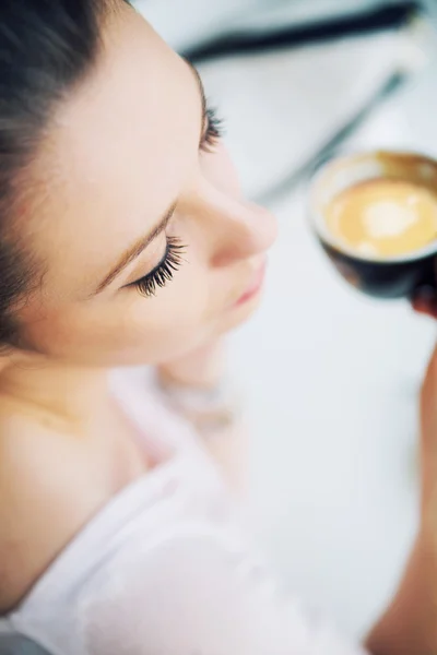 Bonita foto de mujer morena descansando sosteniendo una taza de café —  Fotos de Stock