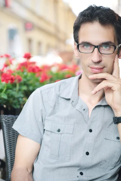 Schöner Mann ruht sich im Café aus — Stockfoto