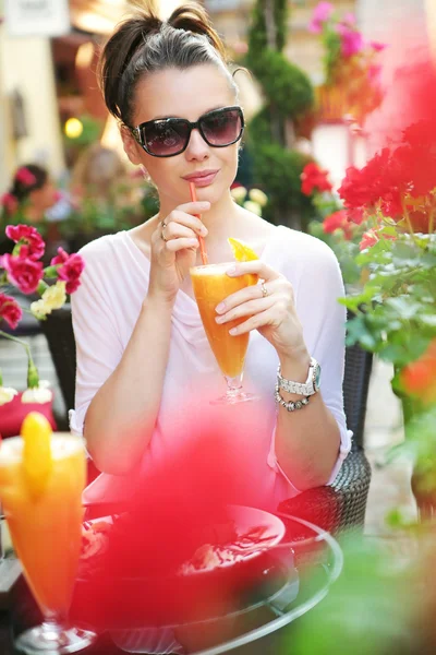 Durstige Dame trinkt einen Orangensaft — Stockfoto