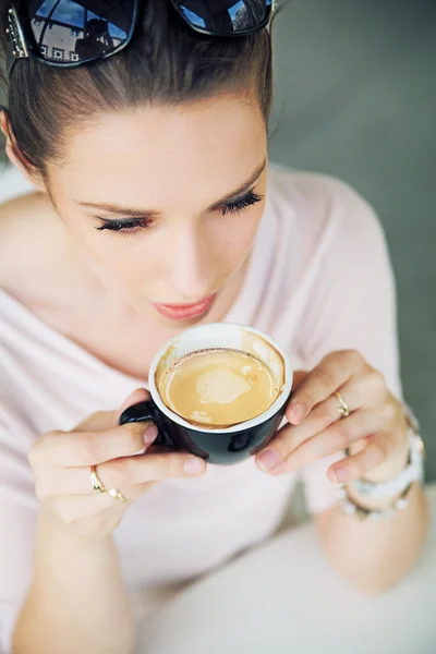 Attraktive brünette Dame nimmt einen Schluck Kaffee — Stockfoto