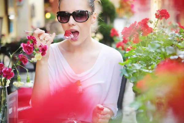 Encantada dama morena comiendo fresa dulce — Foto de Stock