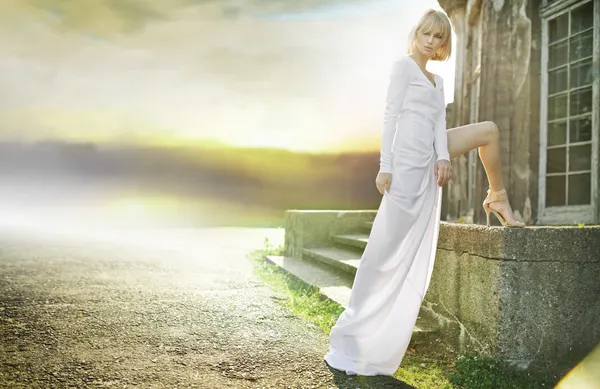 arka planda Günbatımı ile muhteşem melek