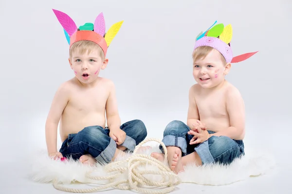 Two cute boys with indian hats — Stock Photo, Image