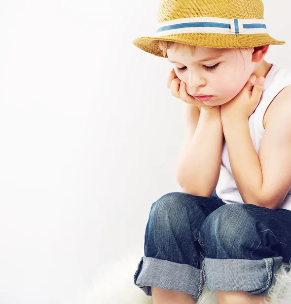 Sad boy with his straw hat — Stock Photo, Image