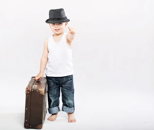 Маленький джентльмен с огромным чемоданом — стоковое фото