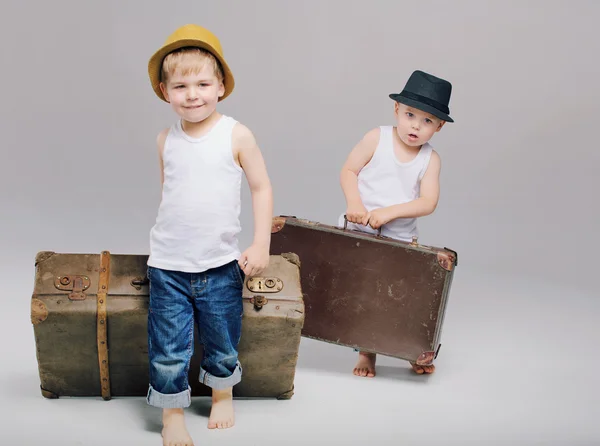 Broers houden hun zware bagage — Stockfoto