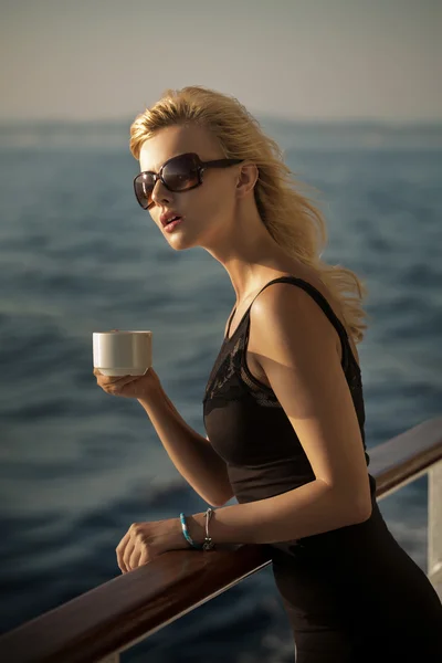 Foto de la señora sorprendida con una taza de café —  Fotos de Stock